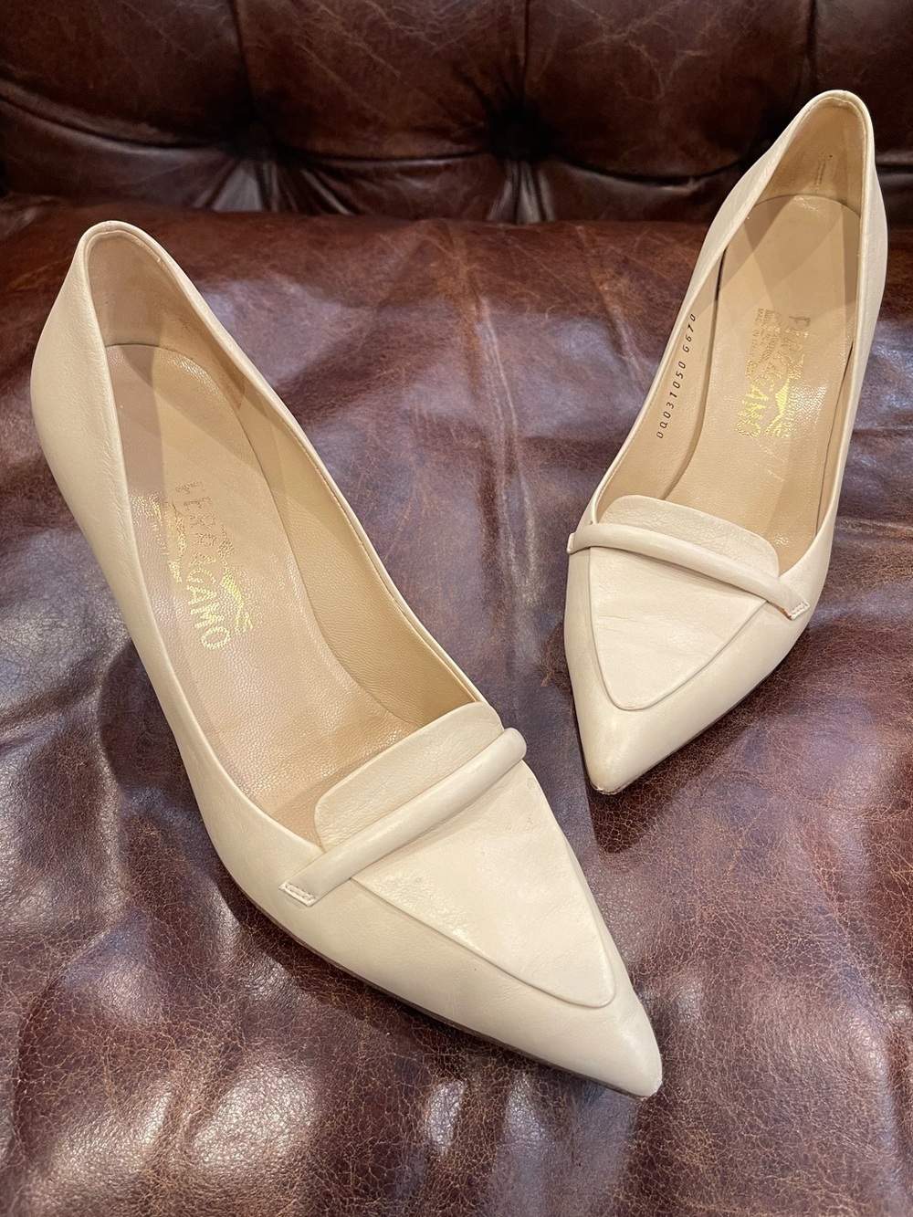 Vintage Salvatore Ferragamo cream pointy leather heels size 9.5 summer feminine